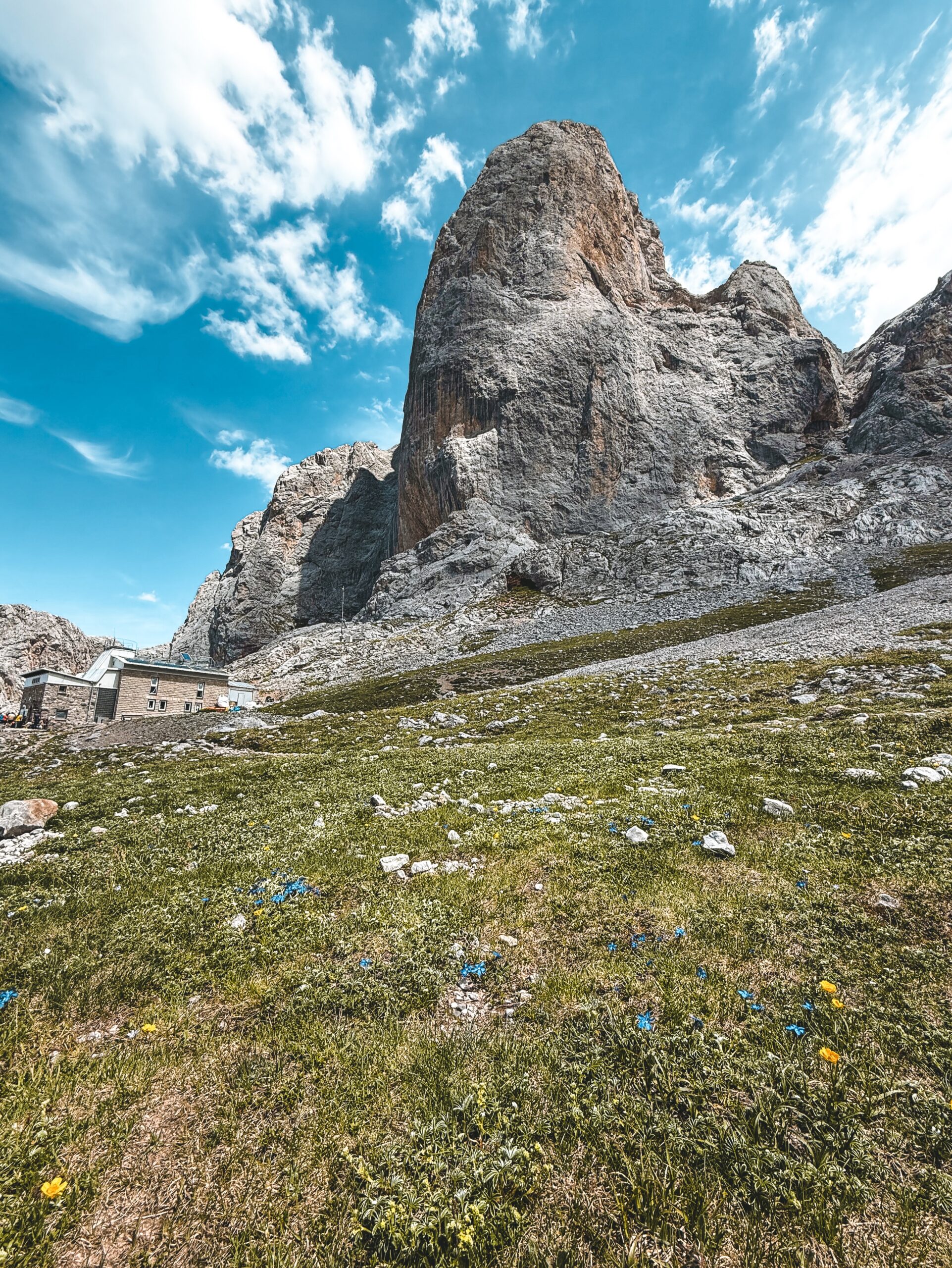 Peak Season⛰️⛰️
•
•
•
#PicosDeEuropa #AdventureTravel #TravelAdvisor #SpainTravel #HikingEurope